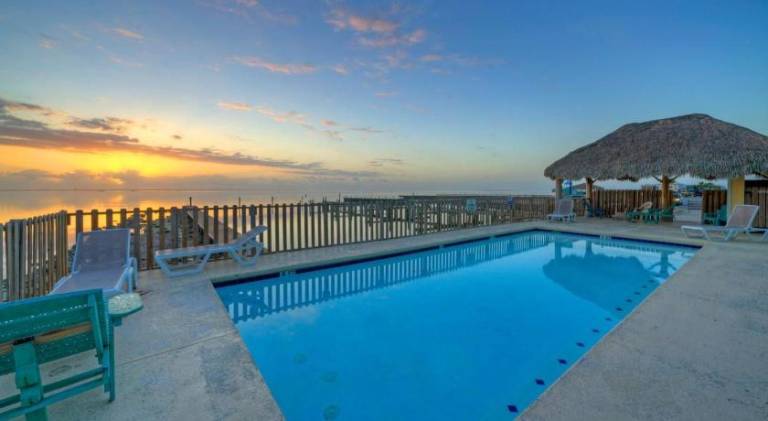 House with pool — photo 3