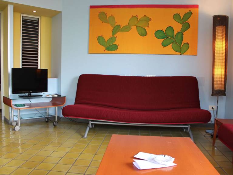 Rental apartment with patio — photo 3