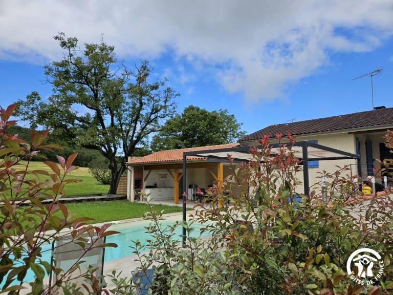 Gite with barbeque, yard & private pool — photo 3