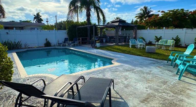 House with pool in Pompano Beach, FL