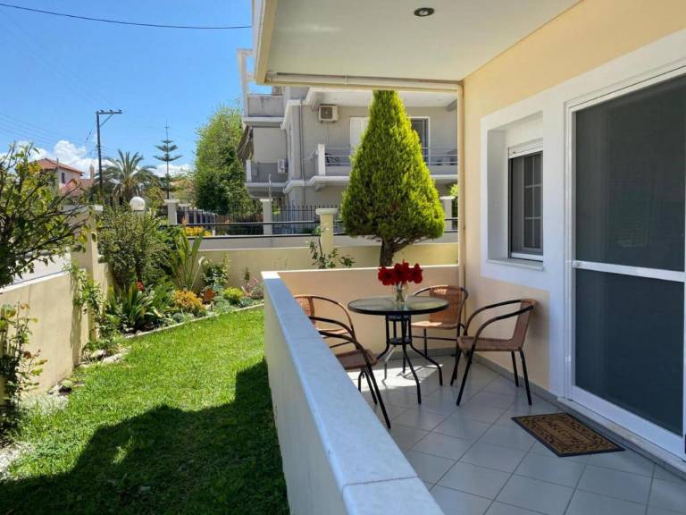 Holiday apartment with yard & terrace — photo 3