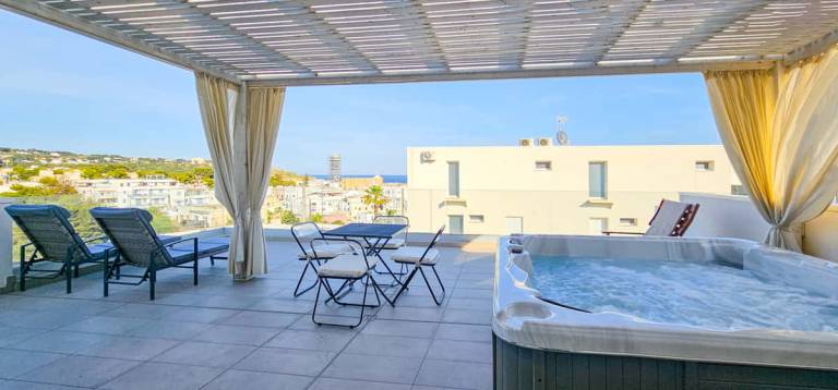Apartment with hot tub, BBQ & patio | Sea view — photo 4
