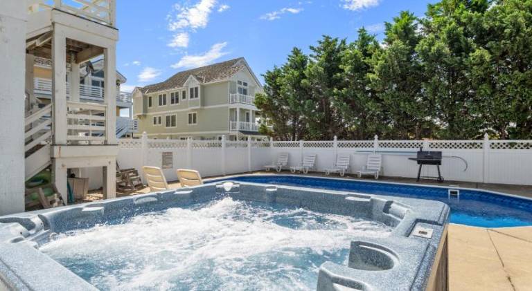 Vacation home with hot tub & pool — photo 3