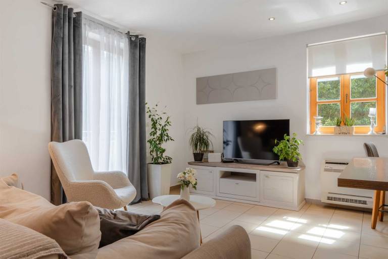 Holiday apartment with yard, barbecue & terrace — photo 3