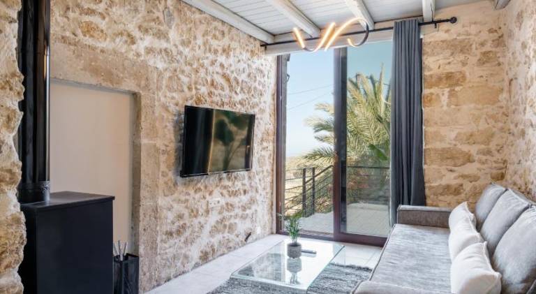 Villa with grill, terrace & hot tub — photo 3