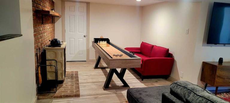 Vacation home with barbecue, hot tub & patio — photo 4