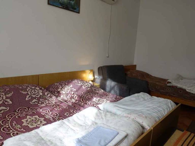 Apartment with barbecue, terrace & yard | Pets allowed — photo 4
