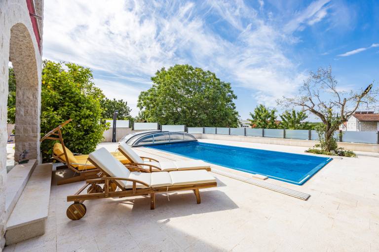 Holiday apartment with private pool, terrace & yard — photo 2