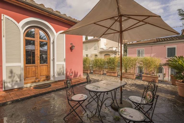 Villa with barbeque & yard — photo 2
