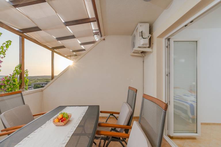 Apartment with yard & barbeque | Sea view — photo 3