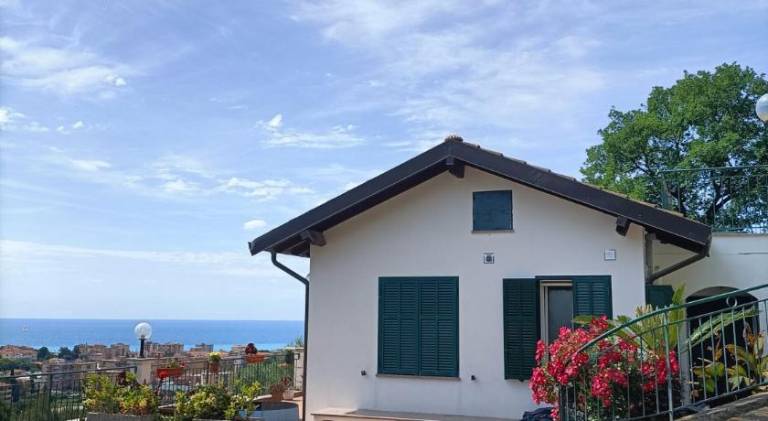 House with 1 room for 4 persons in Bordighera