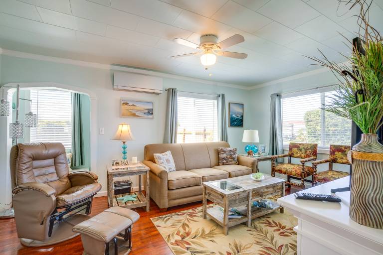 Walk to Gold Beach: Charming Cottage w/ Yard! — photo 5