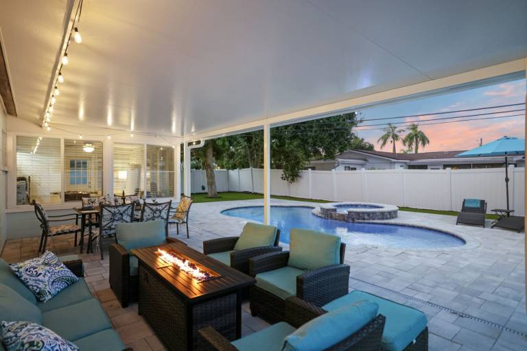 3 BD w Heated Pool & Office/Gym 8 Min to Beach Family and Pet Friendly in Treasure Island, FL