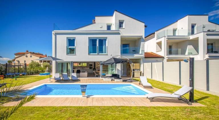 Villa with pool & hot tub — photo 5