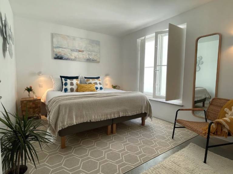 Fully equipped charming villa with terrace, fast internet & garden | City view | Pets allowed — photo 4