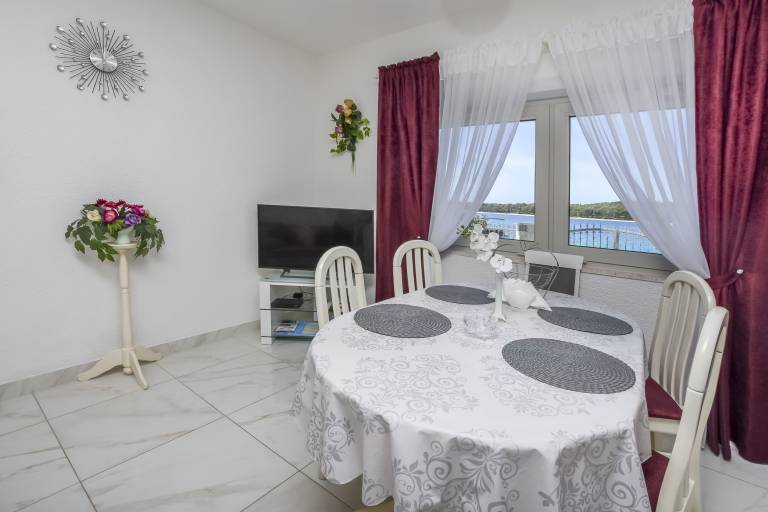 Rental apartment with BBQ, patio & yard | Sea view — photo 3