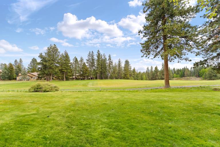 Villa 5 - Hot Tub, Golf Course Views, Large Deck, Quiet and Peaceful in Broken Top — photo 4