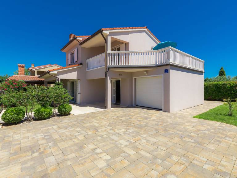 Fully equipped beautiful vacation home with patio, private pool & garden | Pet-friendly — photo 2