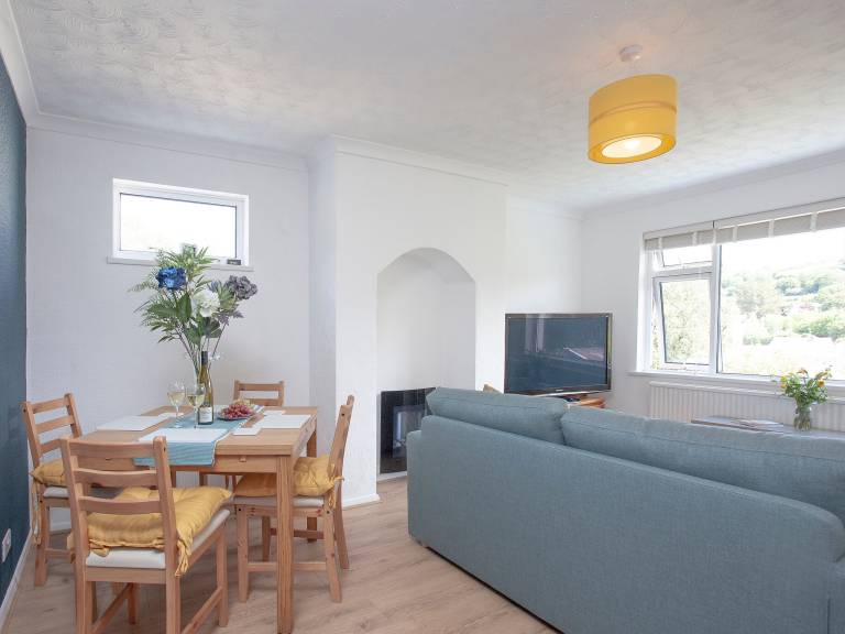 Family-oriented bungalow with yard | Pets allowed — photo 3