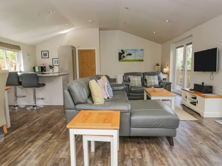 Family-oriented wonderful cottage with yard & hot tub | Pets allowed — photo 4
