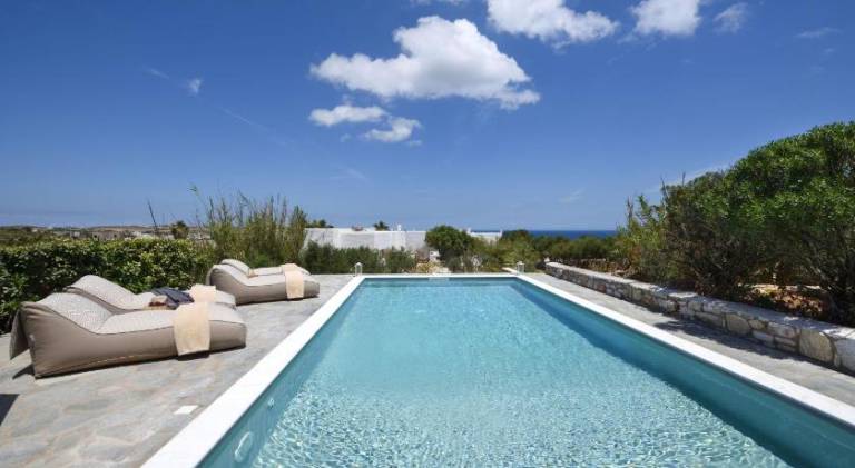 Villa with pool, yard & grill in Paros