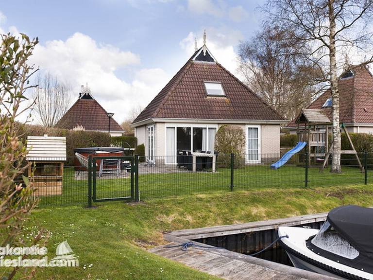 Vakantiehuis Eernewoude met buitenspa en sloep