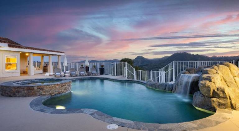 Lovely vacation home with jacuzzi & pool | Pets allowed in Temecula, CA
