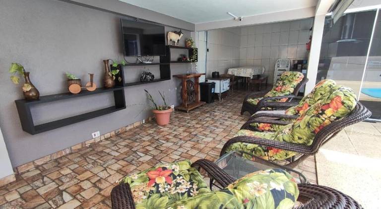Villa with jacuzzi, private pool & yard — photo 3