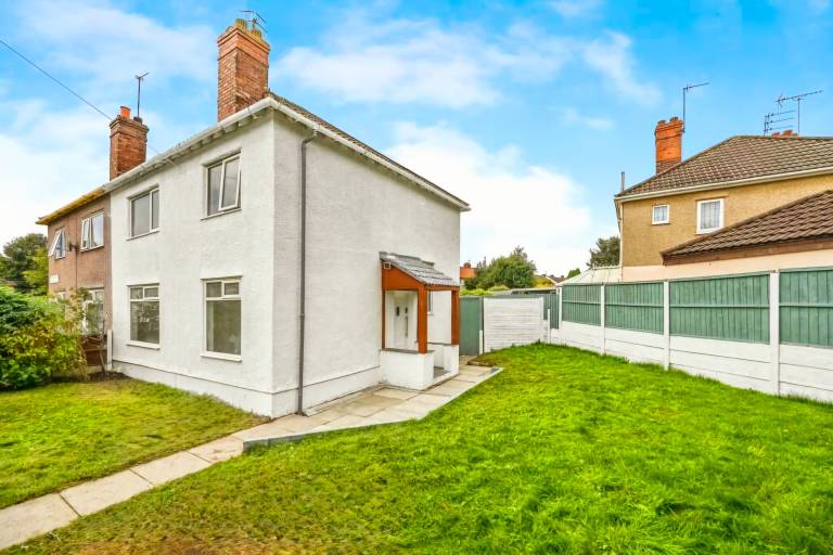 Stunning home Beautiful gardens Prime location