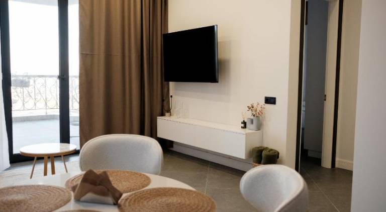 Serviced apartment with garden, pool & terrace — photo 2