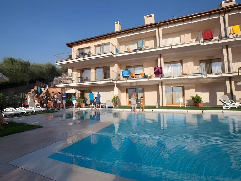 Wonderful serviced apartment with terrace, pool & garden | Close to the beach | Pets are welcome in Torri del Benaco