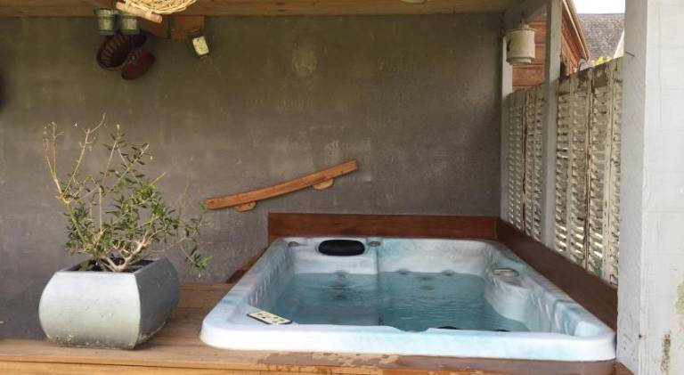House with pool, garden & patio — photo 5
