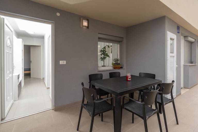 Apartment with yard & patio in Umag