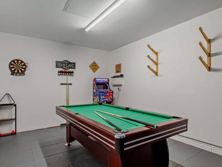 Vacation home with grill, yard & hot tub — photo 4