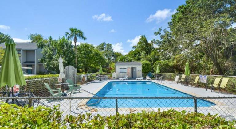 House with pool — photo 4