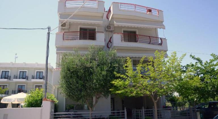 Rental apartment with patio & garden in Katerini