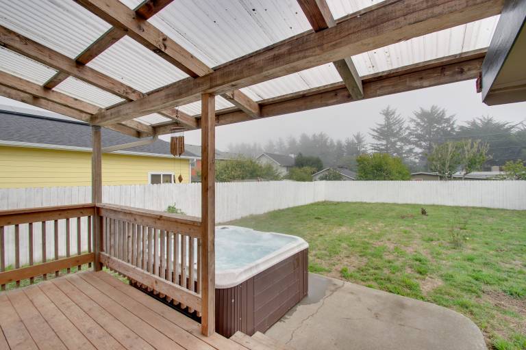 Crescent City Home w/ Hot Tub: Half-Block to Beach — photo 3