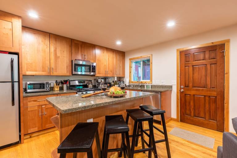Family-friendly nice house with hot tub, grill & patio | Pets allowed — photo 5
