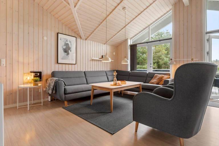 Vacation home with jacuzzi, patio & BBQ — photo 4