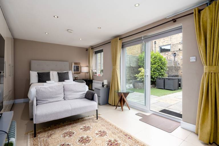 GuestReady Modern studio with garden in Fulham