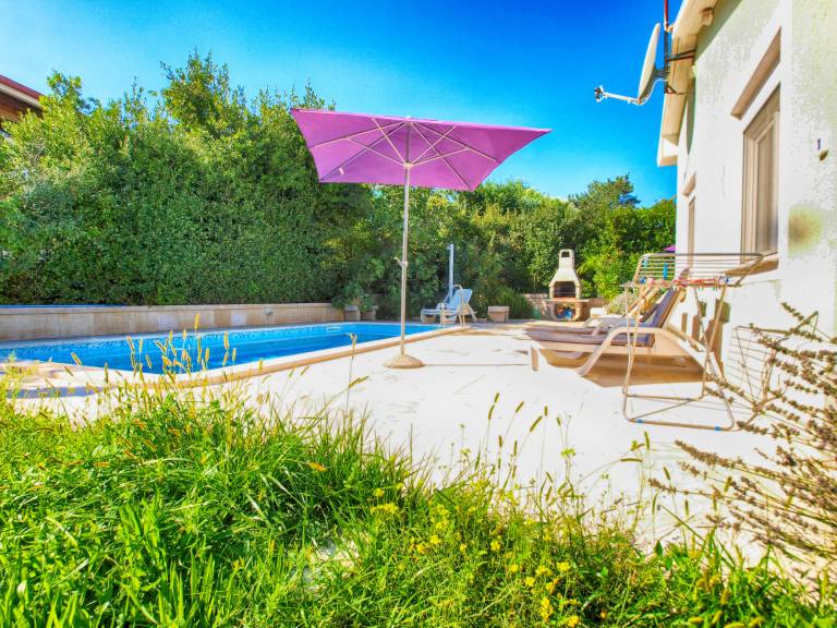 Vacation home with grill, pool & patio — photo 3
