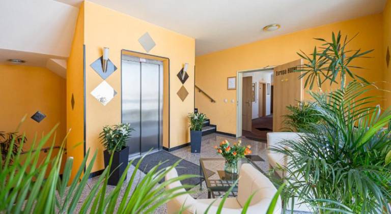Europa Hotel Garni free parking — photo 2