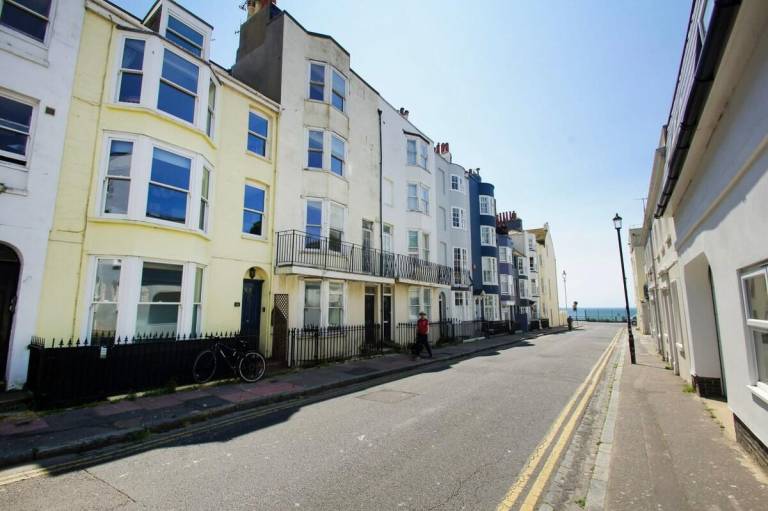 Fully equipped vacation home | Close to Brighton Palace Pier | Next to the beach | Suitable for remote work | Pets allowed — photo 3