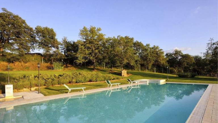 Beautiful farmhouse with heated pool and jacuzzi — photo 4