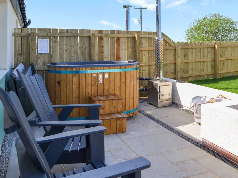 Child-friendly pleasant cottage with BBQ, yard & hot tub | River view | Dogs allowed — photo 2