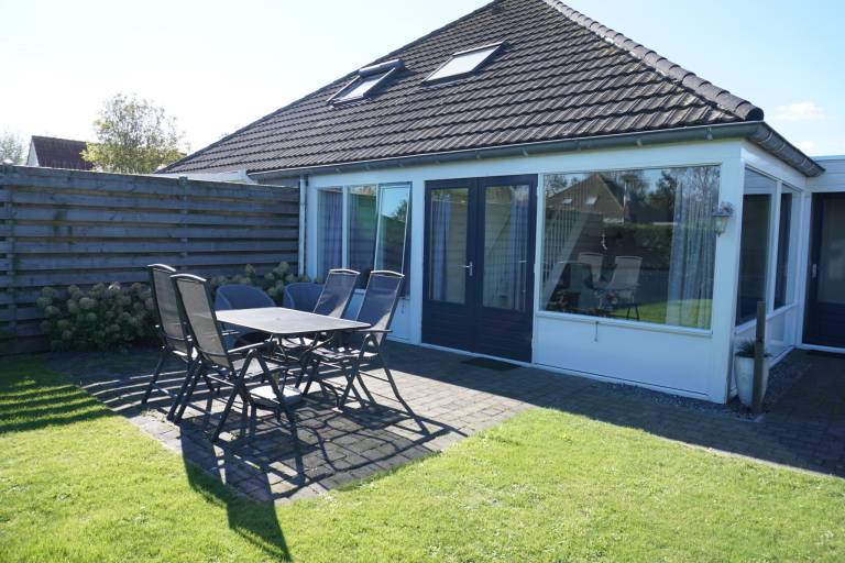 Ferienhaus mit Garten, Terrasse und Grill