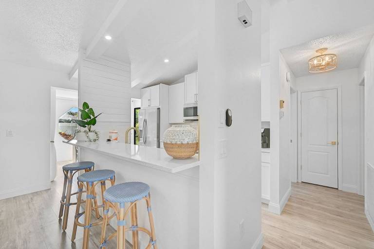 House with private pool & grill | City view — photo 2