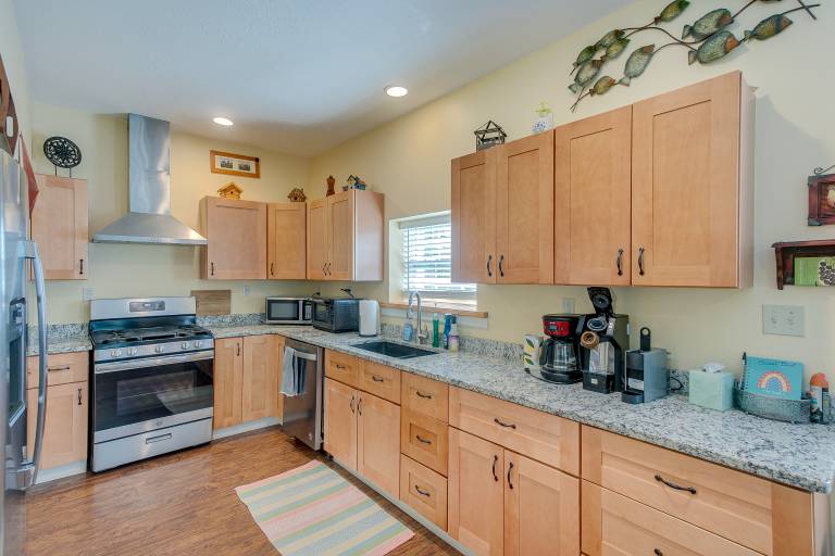 Charming Darien Hideaway w/ Porch, Near Downtown! — photo 3