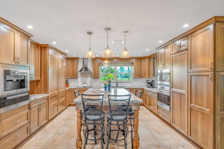 Family-friendly spacious vacation home with private pool, BBQ & patio | Water view | Pet-friendly — photo 4