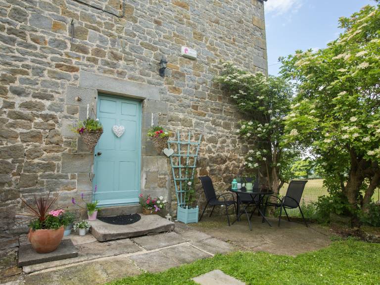 Cottage with yard | Pets are welcome — photo 2